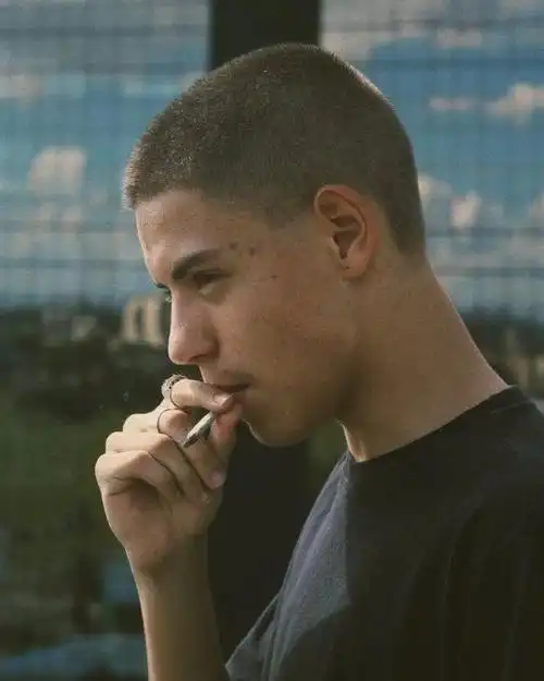 美式圆寸头平整但不死板,每个男生都曾经想过夏天要剪一个圆寸吧,不如