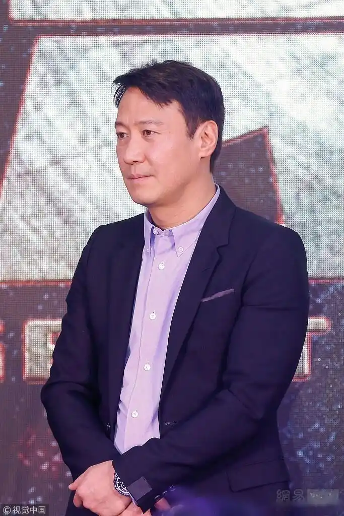 【52岁黎明,体态发福,面部松弛显老态】2018年8月20日,北京,黎明出席