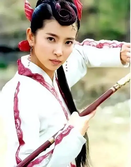 当时,李冰冰同时接到了《少年包青天2》和《少年张三丰》的邀约,仔细