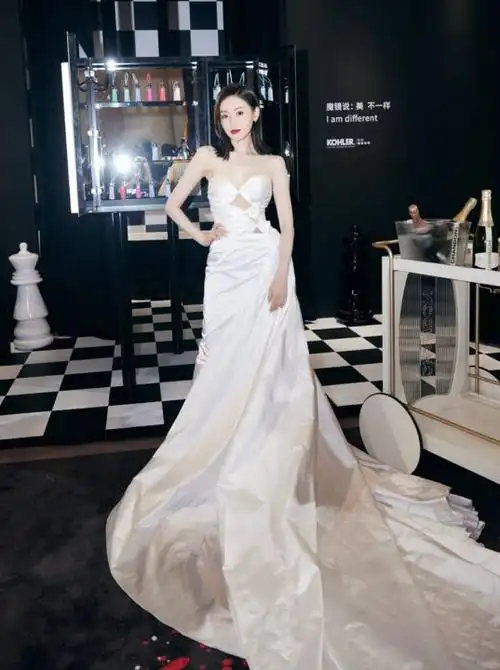 张天爱的身高为165,但是她的身材比例非常优越,穿上这条白色拖地长裙