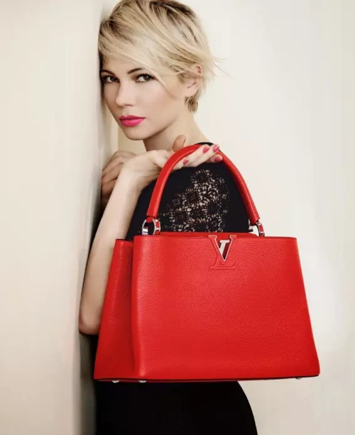 他家的铆钉包一直经久不衰 今年新出rockstudspike也收到大力追捧