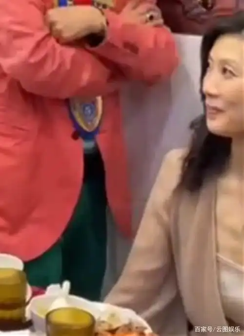 万梓良携妻子参加聚会,小16岁娇妻气质不输恬妞,夫妻同框似父女