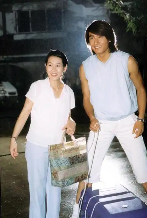 你还记得在《粉红女郎》中热烈恋爱并最终结婚的胡兵吗?