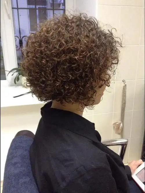 短发满头卷:细软少发量女性的时尚救星|卷发|发型_网易订阅