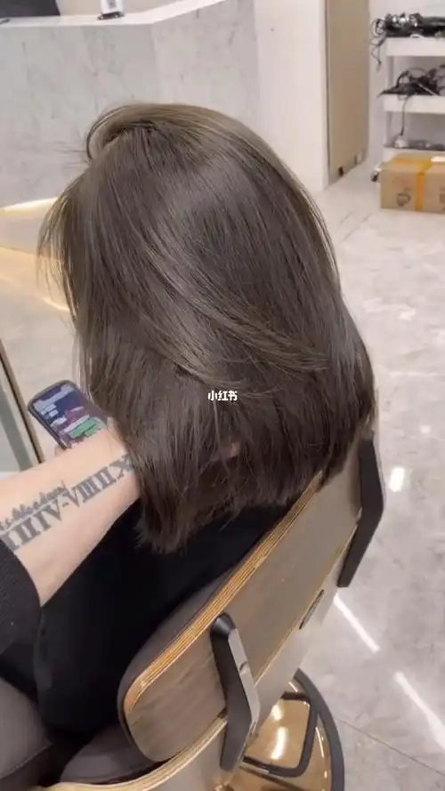 超级显白的奶茶棕,秋天必选发色染发推荐这款颜色就是最近风靡网络的