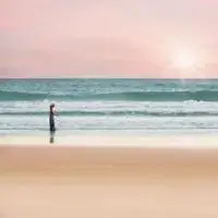 沙滩漫步唯美图片_微信头像图片大全