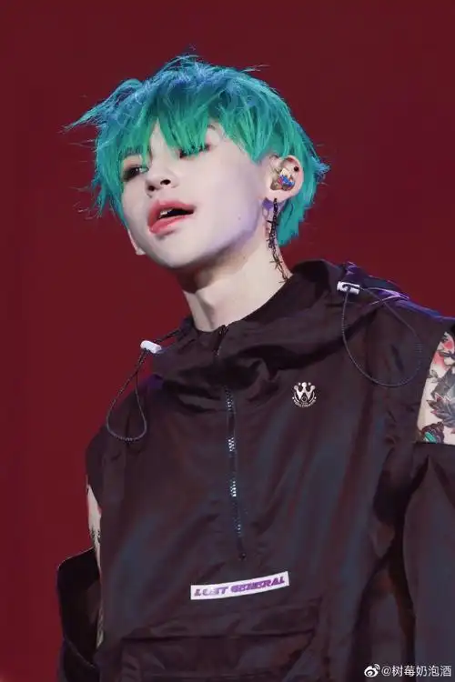 小鬼王琳凯超话94#小鬼巡回演唱会#怀念一些19年的造型@小鬼-王琳凯