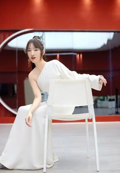 50岁杨钰莹会扮美,"白加黑"穿出甜美风,大婶年纪也有少女感_风格_黑色