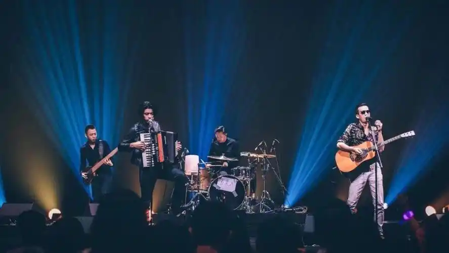 引领潮生活 2天前 我要分享 说一句五条人是今年夏天最红的乐队,没人