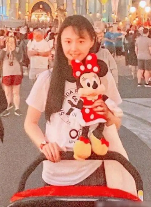 郑爽儿女庆生照曝光鼻梁错位状态差穿万元靴出席活动被指虚伪