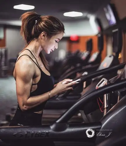 健身房肌肉女孩超帅气