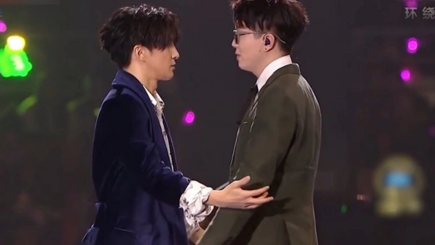 薛之谦是妖孽吗?与毛不易同台唱《消愁》,舞台感染力力压原唱!