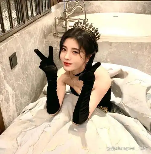 鞠婧祎晒照生日,白皙美背超性感,倾城容颜