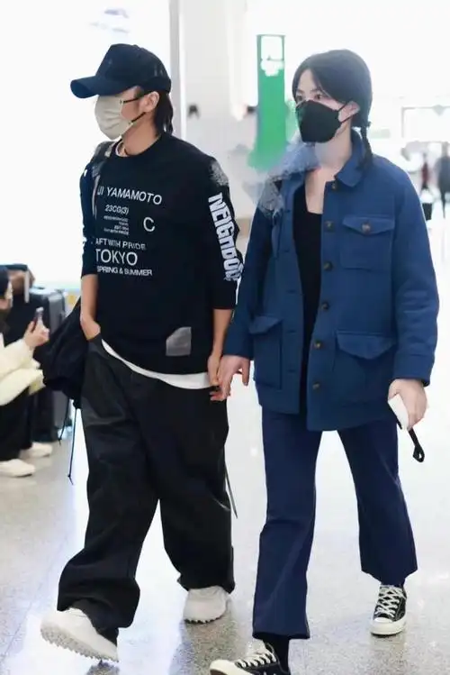 王菲谢霆锋牵手走机场,没分手!王菲梳麻花辫好嫩,谢霆锋真矮啊