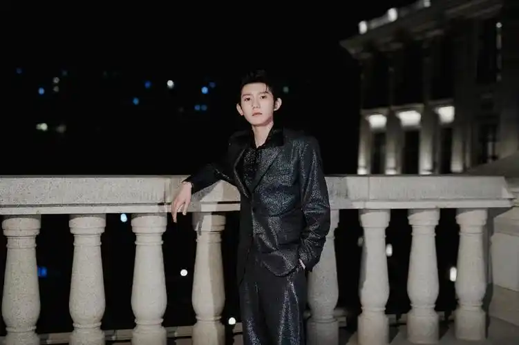 王源壁纸:总有一首歌,唱给我们滚烫的青春