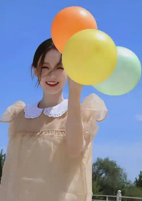 童趣十足!李一桐气球写真_小时候_开心_成年人