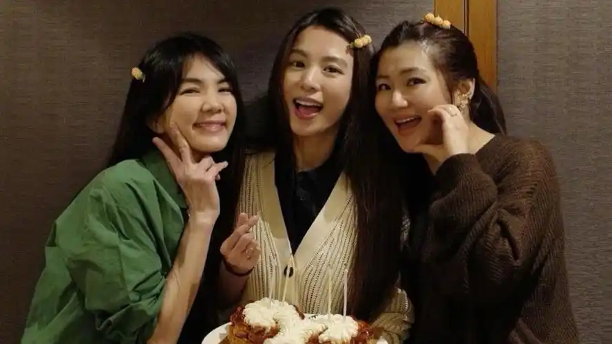 she合体为田馥甄庆生,三人戴同款发卡感情亲似姐妹,力破不和传言