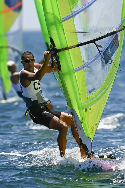 帆船乘风破浪显英姿