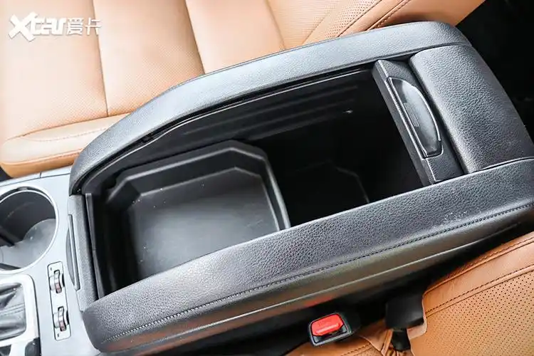 汉兰达的前排扶手箱也在实用性上远远甩开了同级对手,不仅是因为开启