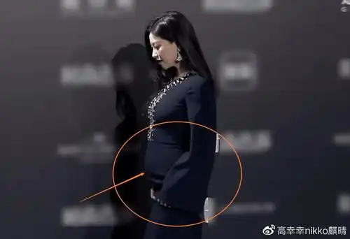 才刚官宣结婚不久朱珠就挺孕肚走红毯准妈妈颜值身材太惹眼