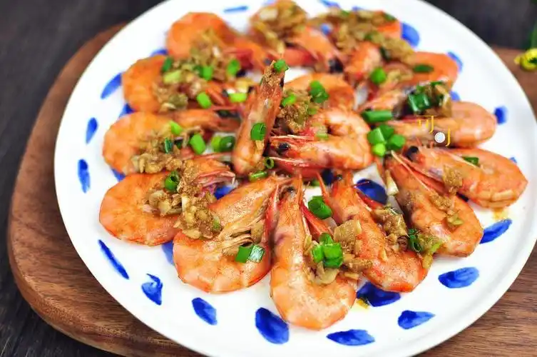 这种酱料不止配火锅,与大虾一起炒也很搭,来一盘别具风味的炒虾