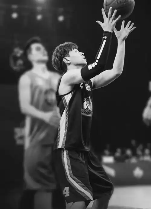 邓伦参加活动裤子太小,他的臀部太太太翘了!