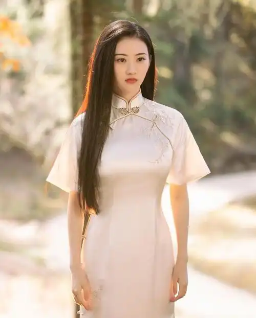 景甜  旗袍下的身姿,婀娜多姿,仿佛江南水乡中的一叶扁舟,轻轻摇曳.