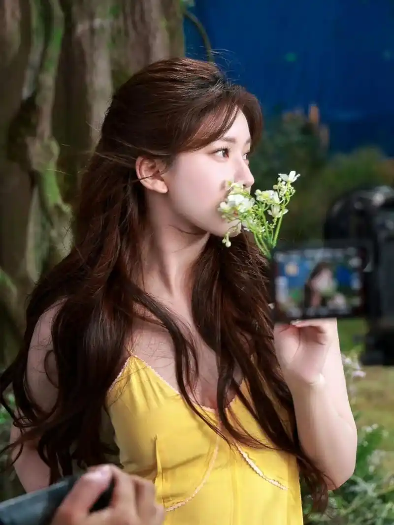 赵露思淡黄色吊带长裙  纯欲性感,长卷发披肩,甜美可人