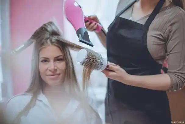 理发店吹头发不易毛躁的原因有很多.