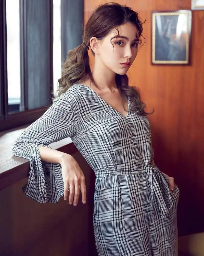 昆凌将格纹套装穿得这么有型?搭配卷发双马尾,依旧还是少女样儿