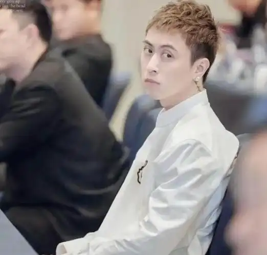 沪上皇秦奋一出手洗剪吹也瞬间高大上了