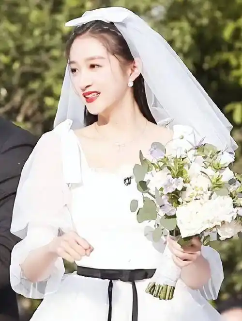 有网友回复:"关晓彤鹿晗520官宣结婚,因为关晓彤怀孕了",该网友还称