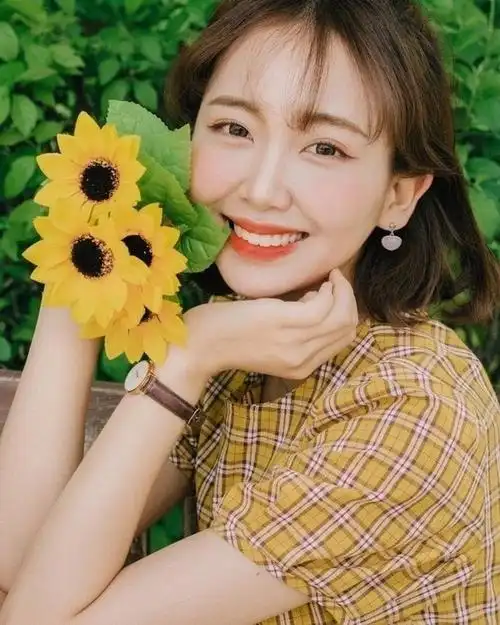 手持向日葵加上灿烂的笑容