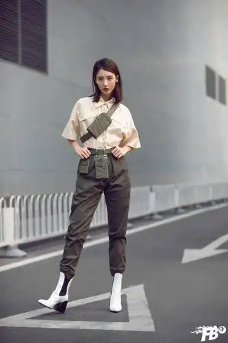 金晨解锁裤装造型 街拍洒脱展酷女孩风范