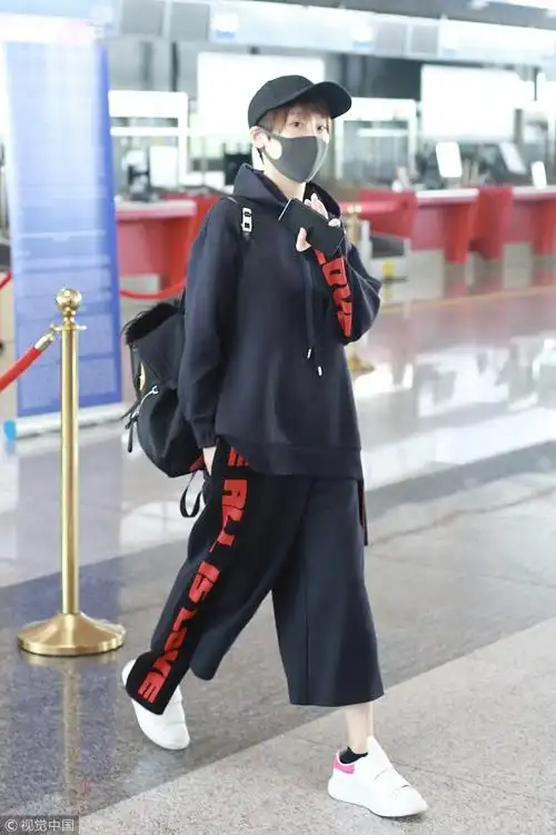 谢楠戴棒球帽似假小子 宽卫衣运动裤超减龄