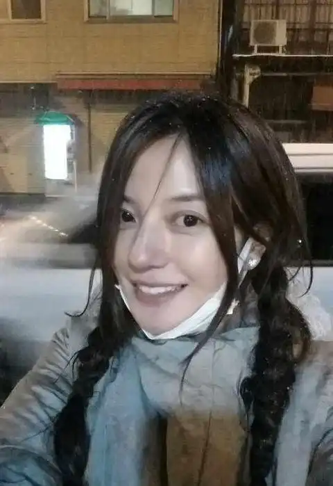 【组图】赵薇遇瑞雪忘情自拍 网友赞像足清纯女学生