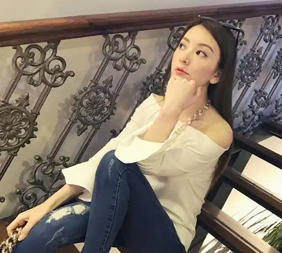 天王嫂方媛穿短背心健身,皮肤白皙紧致,双臂纤细修长身材曼妙