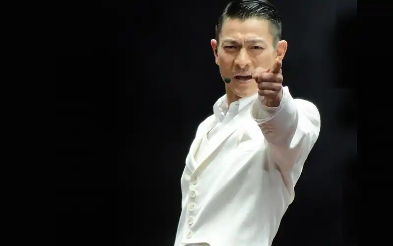 刘德华一家三口现身机场,6岁女儿像极了妈妈,一路牵着爸爸的手