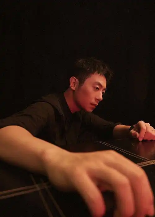 朱亚文allblack造型成熟雅致抬臂垂眸化身沉思者