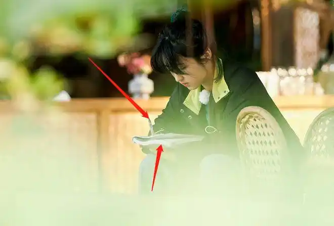 张子枫院子里做习题谁注意她写字的方式做没做戏一眼看出