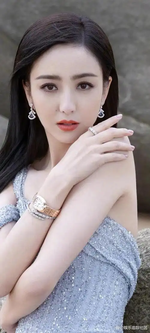 天啊佟丽娅也开始透视啦简直白的亮眼怪不得被称为月光仙子