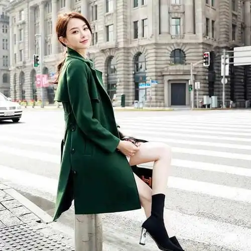 现在穿风衣又太冷,女人都这样穿过膝大衣,提气色显年轻