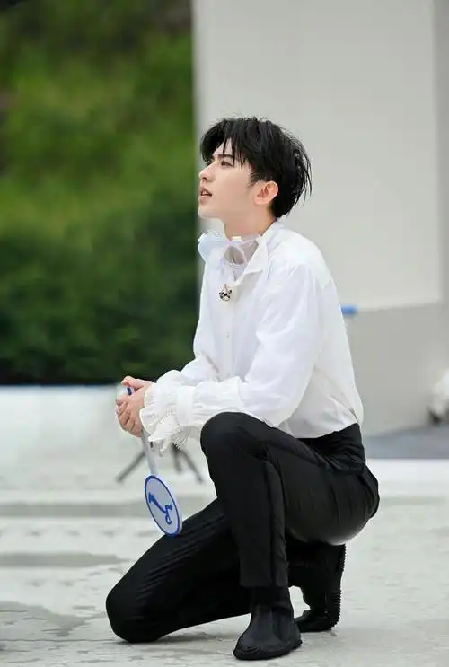 蔡徐坤的"百变"白衬衫