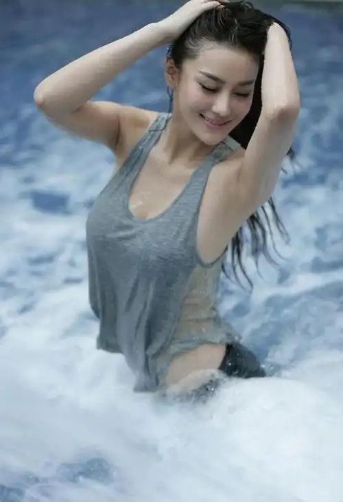 张馨予有多胖?穿蕾丝背心直接下水,"人间美颜"谁能抗拒?
