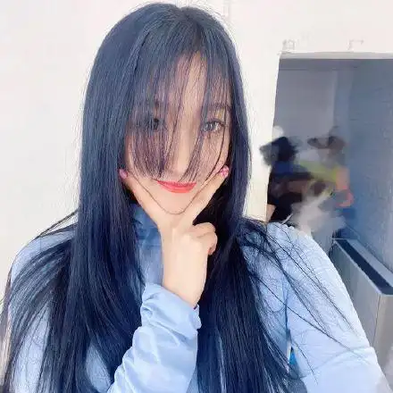 关晓彤晒蓝发自拍 对镜比耶笑容甜美