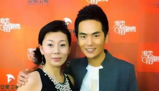 在娱乐圈的风云变幻中,他与饰演曹贵人的陈思斯之间的绯闻也一度传得