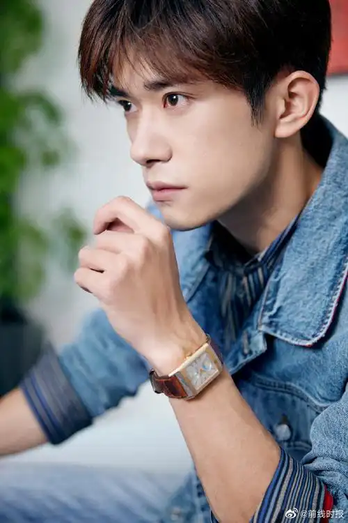 易烊千玺牛仔套装眼镜造型 好喜欢戴眼镜的玺子_高清图集_新浪网