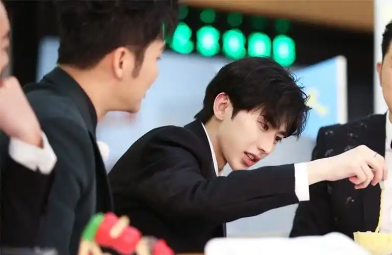 蔡徐坤上班图遭粉丝心疼姚译添这次没选错人