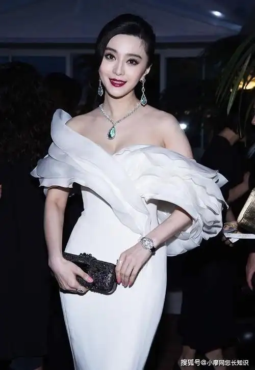 范冰冰实在太拼了,一袭白色低胸裙,大秀迷人事业线