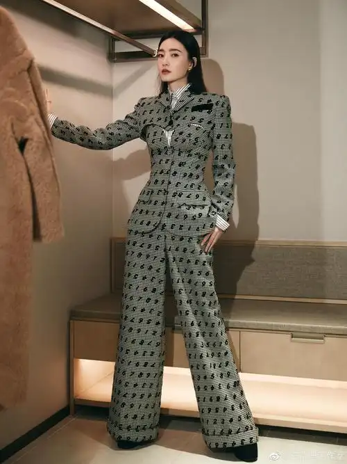 演员@王丽坤 携电视剧《经山历海》受邀出席 百年追寻……__财经头条